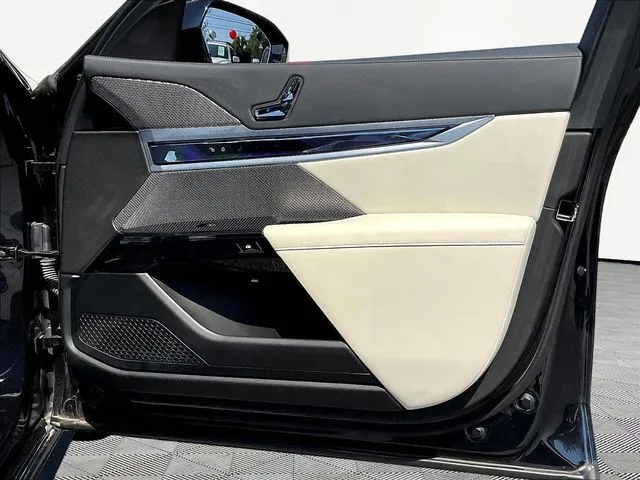 BMW i7 photo 28