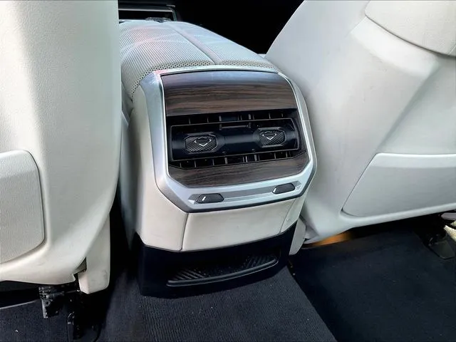 BMW i7 photo 12