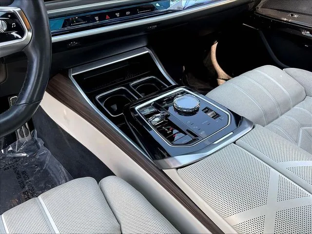 BMW i7 photo 18