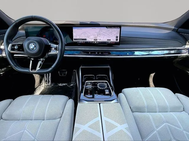 BMW i7 photo 9