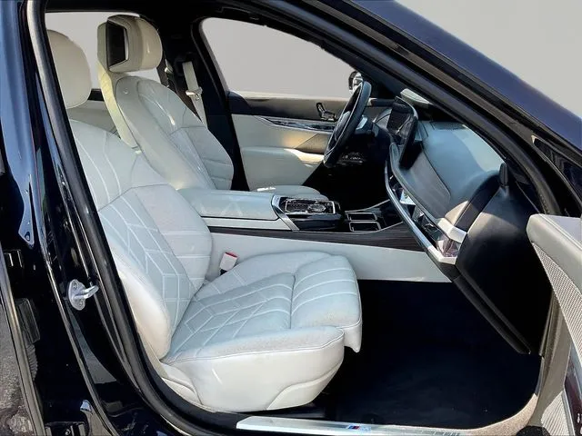 BMW i7 photo 29