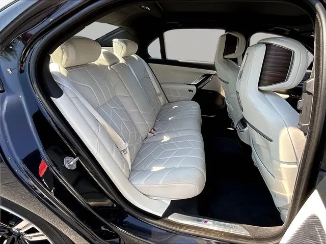 BMW i7 photo 25