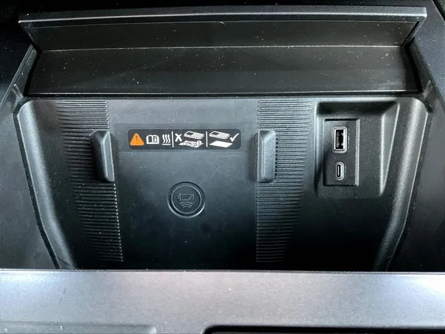 GMC Hummer EV SUV photo 18