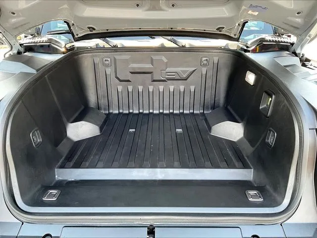 GMC Hummer EV SUV photo 32