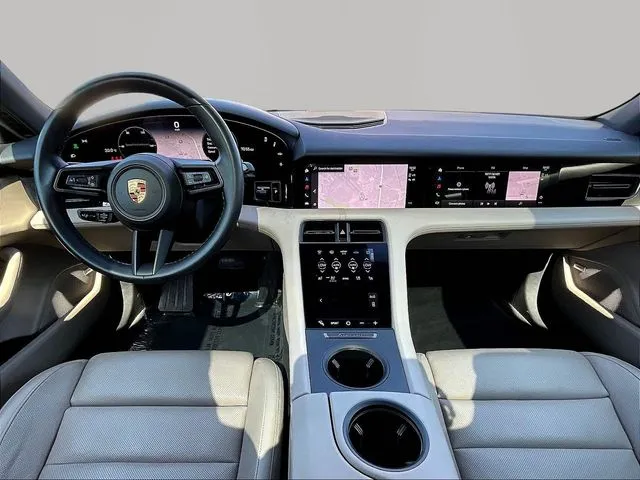 Porsche Taycan photo 9