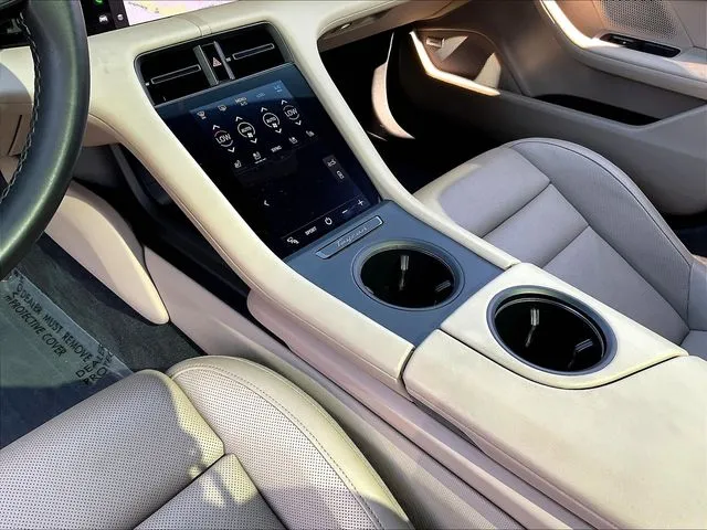 Porsche Taycan photo 18