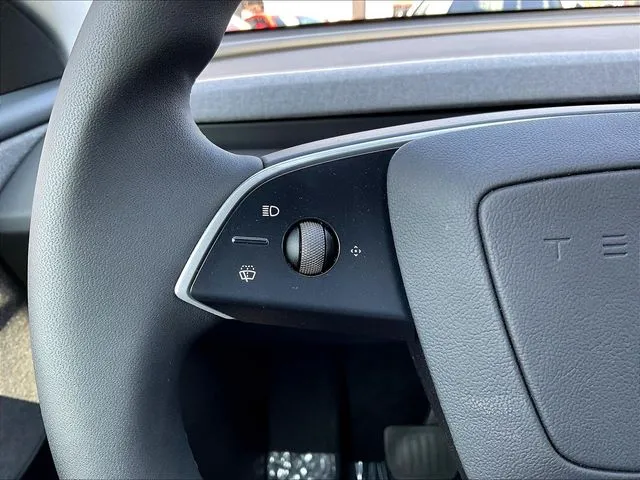 Tesla Model Y photo 13