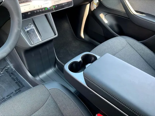 Tesla Model Y photo 19
