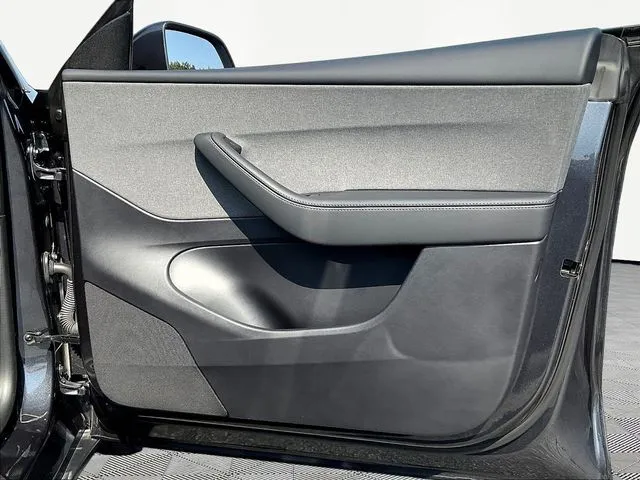 Tesla Model Y photo 28