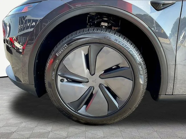 Tesla Model Y photo 32