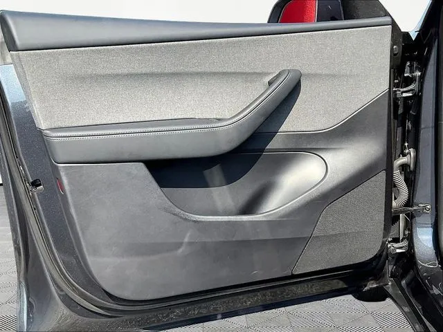 Tesla Model Y photo 21