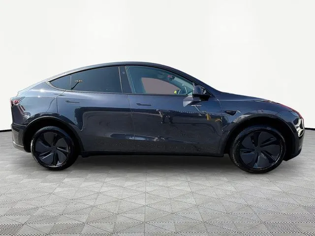 Tesla Model Y photo 8