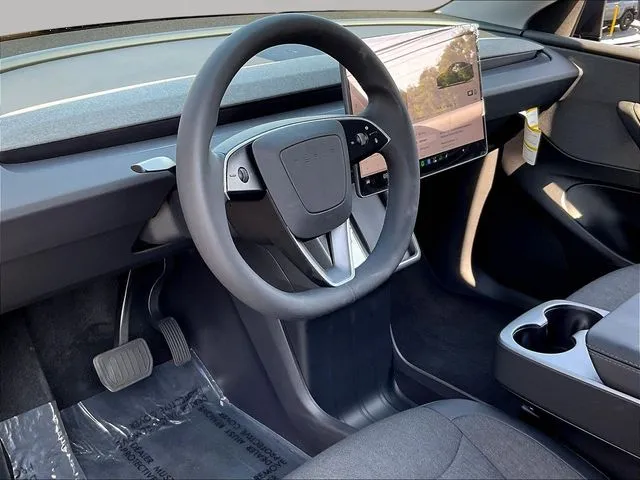 Tesla Model Y photo 18
