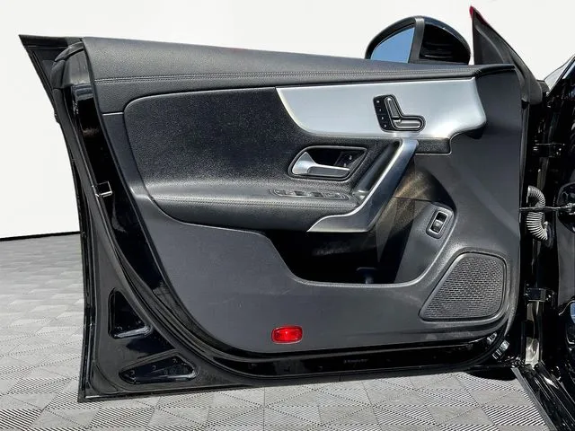 Mercedes-Benz CLA photo 21