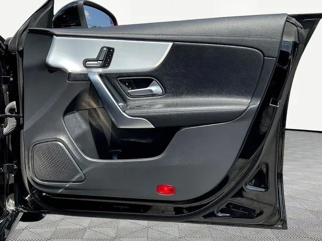 Mercedes-Benz CLA photo 29