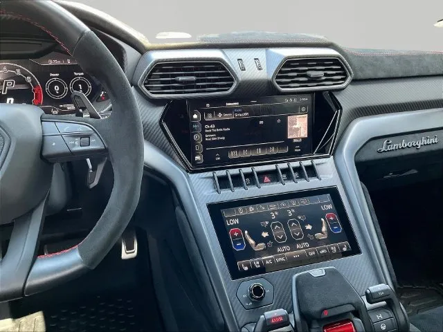 Lamborghini URUS photo 11