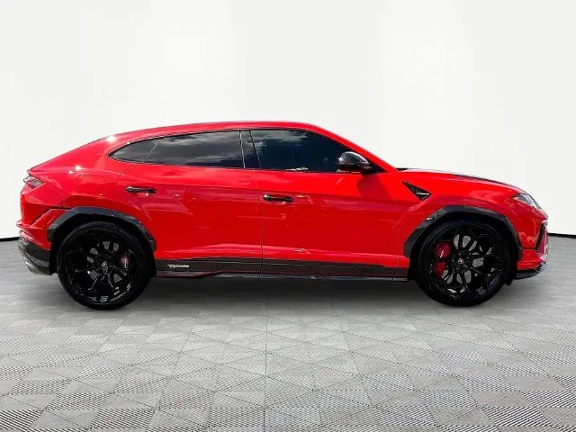 Lamborghini URUS photo 8