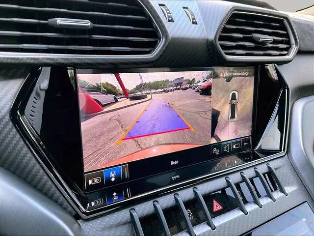 Lamborghini URUS photo 16