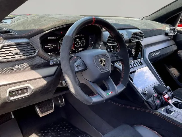 Lamborghini URUS photo 17