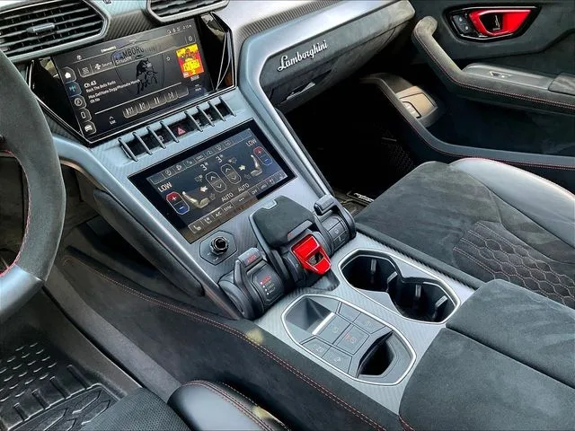 Lamborghini URUS photo 18