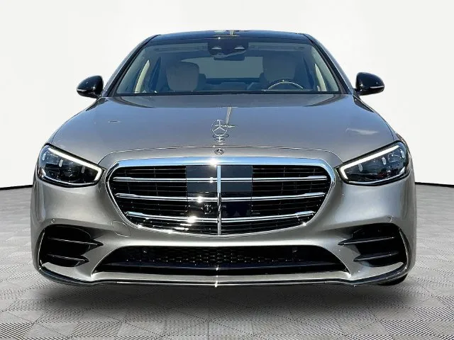 Mercedes-Benz S-Class photo 2