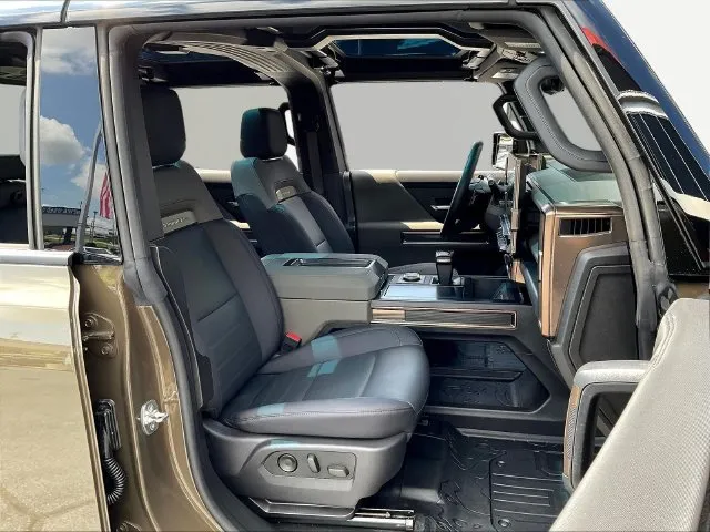 GMC Hummer EV Pickup photo 32