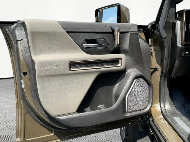 GMC Hummer EV Pickup photo 23