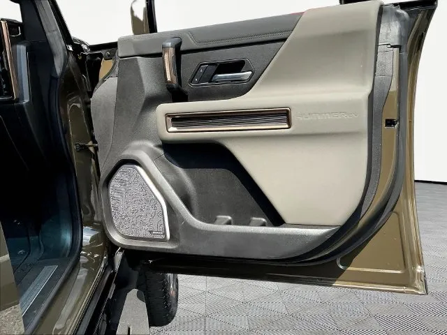 GMC Hummer EV Pickup photo 31