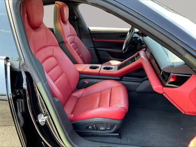 Porsche Taycan photo 29