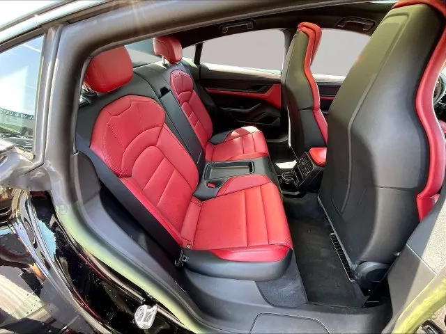 Porsche Taycan photo 25