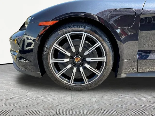 Porsche Taycan photo 32