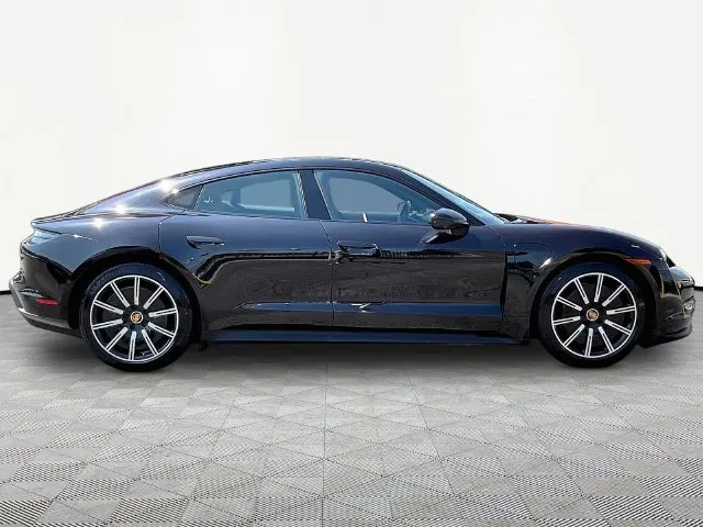 Porsche Taycan photo 8