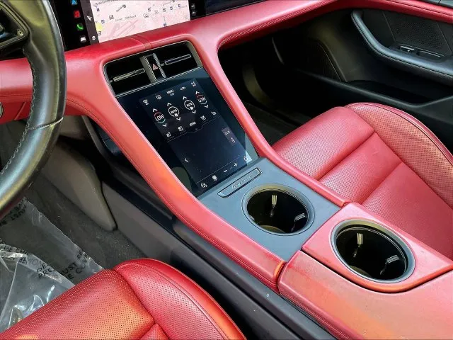 Porsche Taycan photo 18
