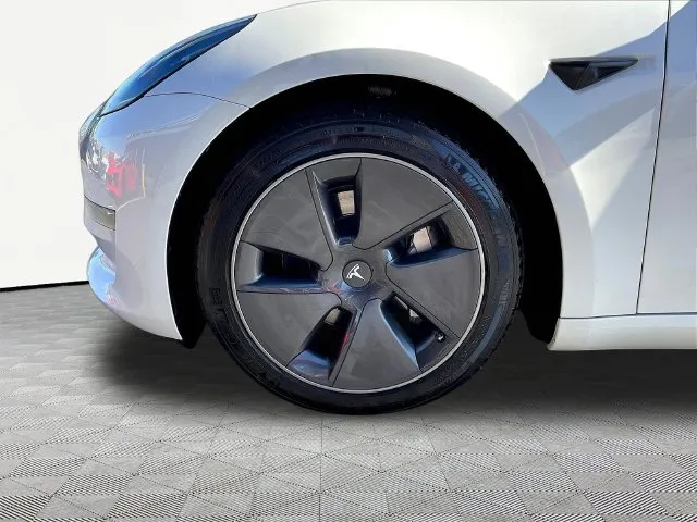 Tesla Model 3 photo 35
