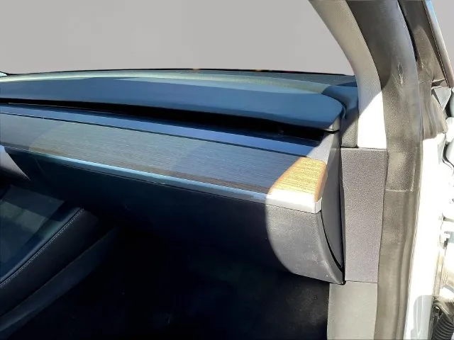 Tesla Model 3 photo 27