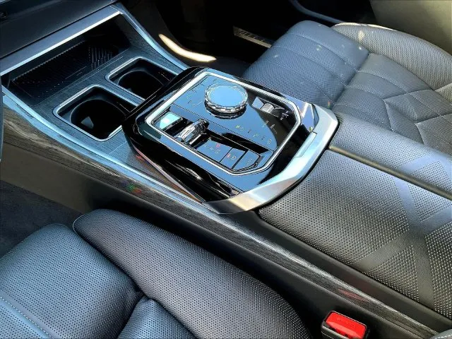 BMW 7 Series photo 19