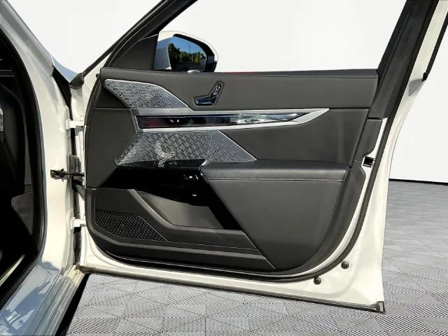 BMW 7 Series photo 29