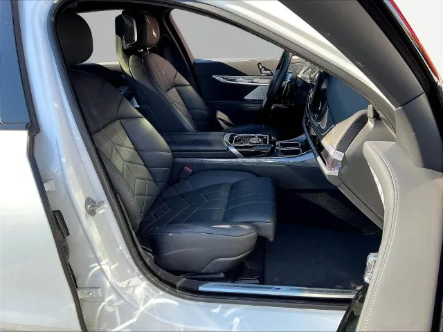 BMW 7 Series photo 30