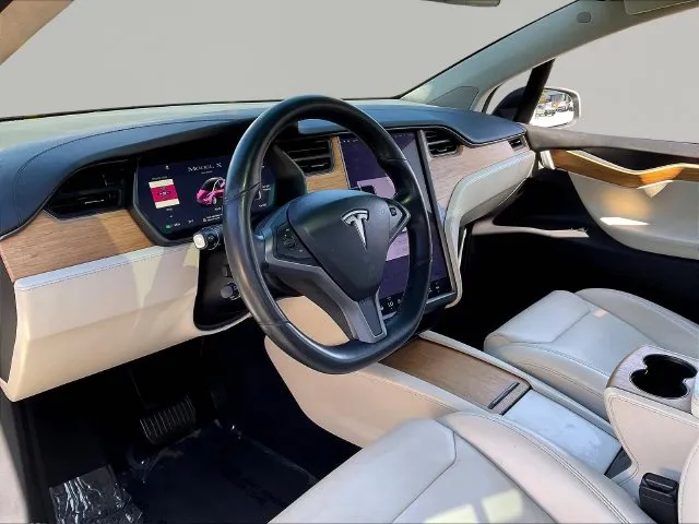 Tesla Model X photo 17