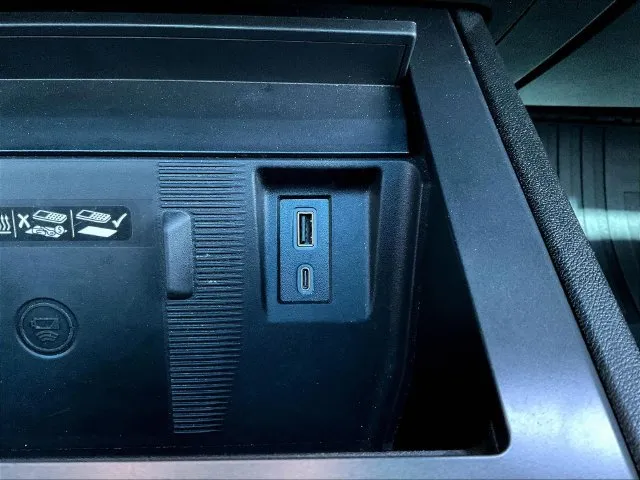 GMC Hummer EV SUV photo 18
