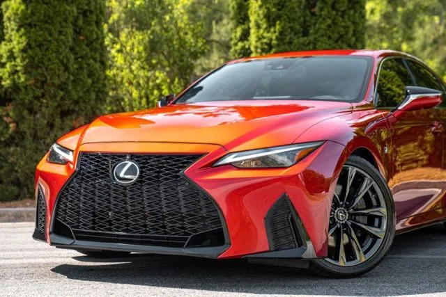 Lexus IS photo 2