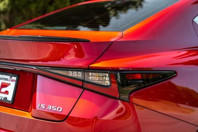 Lexus IS photo 16