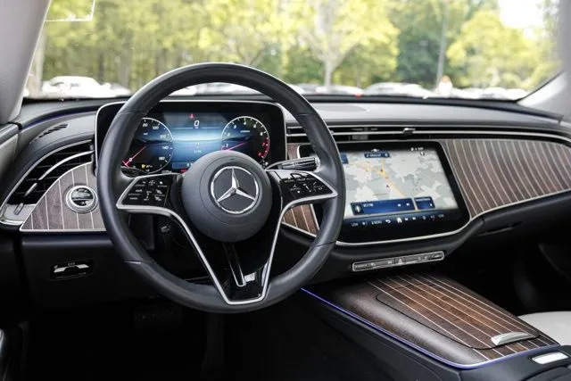 Mercedes-Benz E-Class photo 27