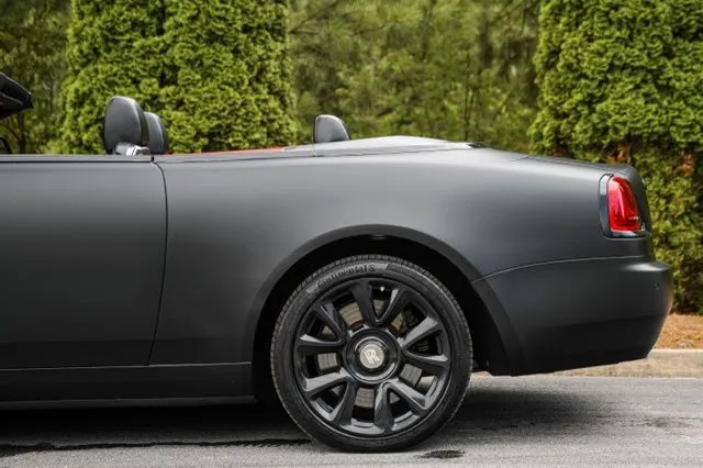 Rolls-Royce Dawn photo 18