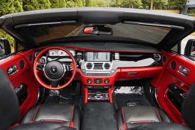 Rolls-Royce Dawn photo 29