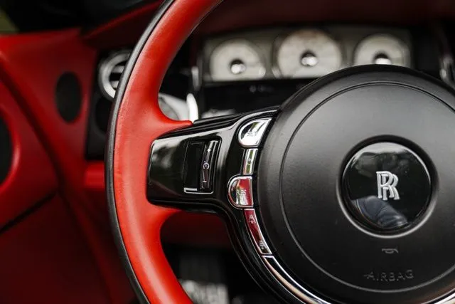 Rolls-Royce Dawn photo 33
