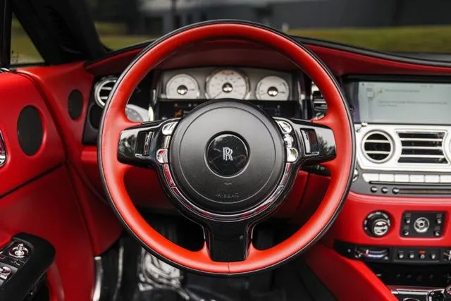 Rolls-Royce Dawn photo 32