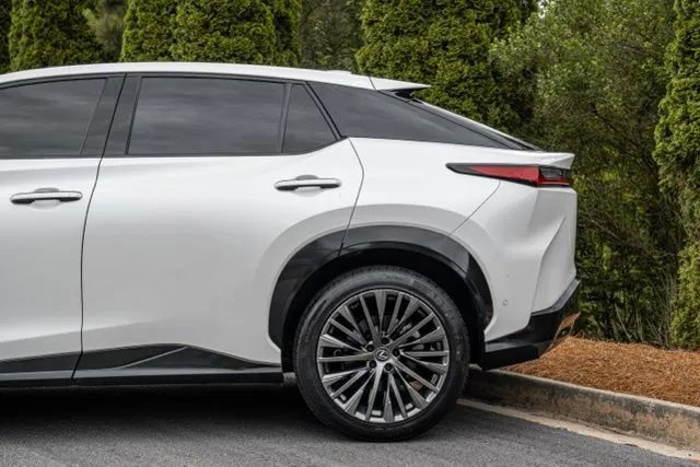 Lexus RZ photo 11