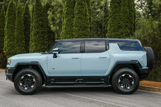 GMC Hummer EV SUV photo 8