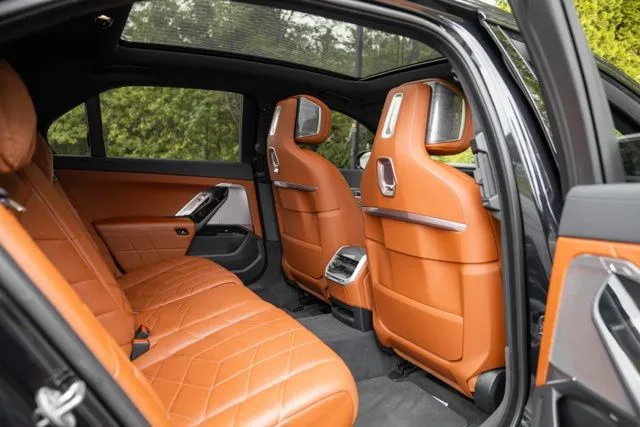 BMW 7 Series photo 37